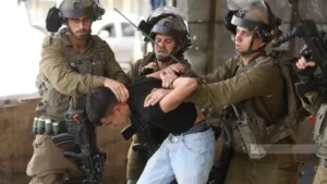 الاحتلال يعتقل 14 فلسطينياً في الضفة الغربية