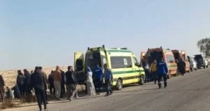 حادث تصادم سيارتين بطريق الواحات البحرية يودي بحياة شخصين