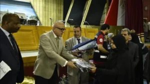 تسليم جوازات سفر حجاج الجمعيات الأهلية بالأقصر
