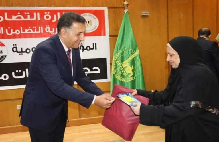 محافظ القليوبية يسلم ملابس الإحرام لـ45 حاجًا وحاجة