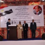 وزير النقل يسلم تعويضات لمتضرري قطار قنا السريع