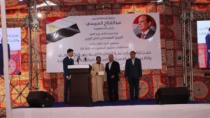 وزير النقل يسلم تعويضات لمتضرري قطار قنا السريع