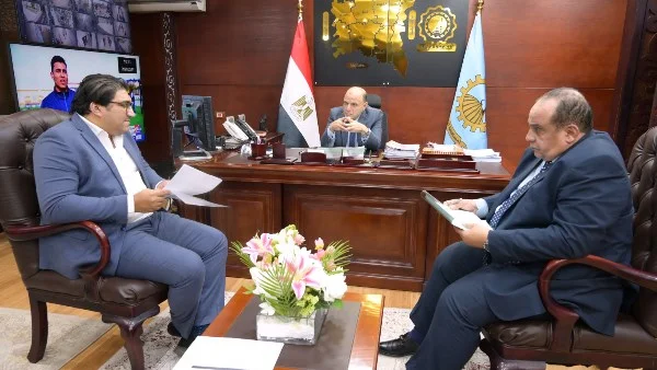 محافظ الغربية يدعم التواصل مع المواطنين ويعالج الشكاوى