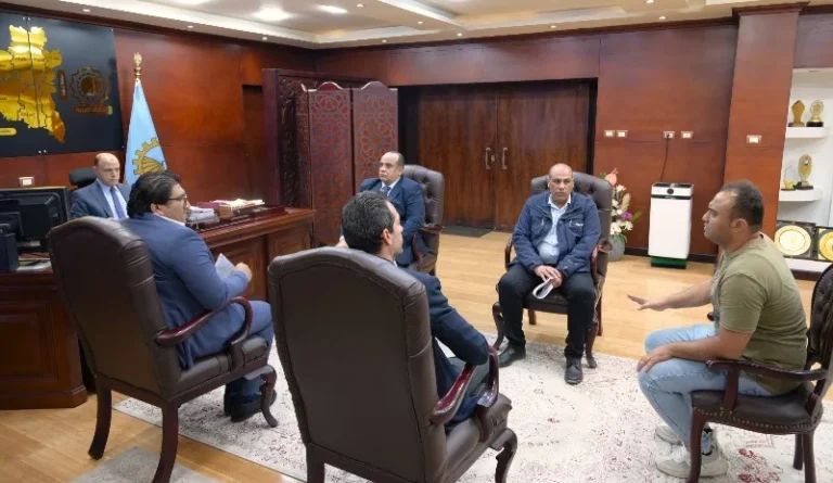 محافظ الغربية يستعرض شكاوى المواطنين بشكل مباشر