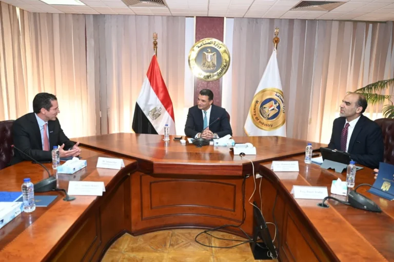 وزير الصناعة يبحث مع سيمكس خطط التوسع والإنتاج المستدام