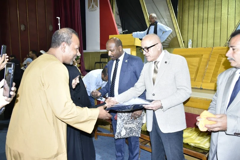 تسليم جوازات سفر حجاج الجمعيات الأهلية بالأقصر