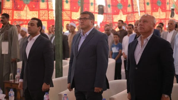 تسليم شيكات تعويضات المتضررين من مشروع القطار السريع في قنا