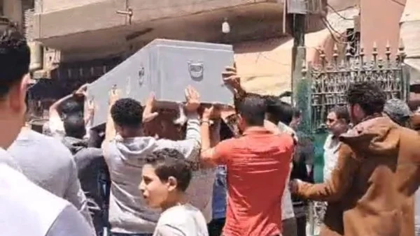 جنازة شعبية للشاب بيجو ضحية لقمة العيش في المحلة الكبرى
