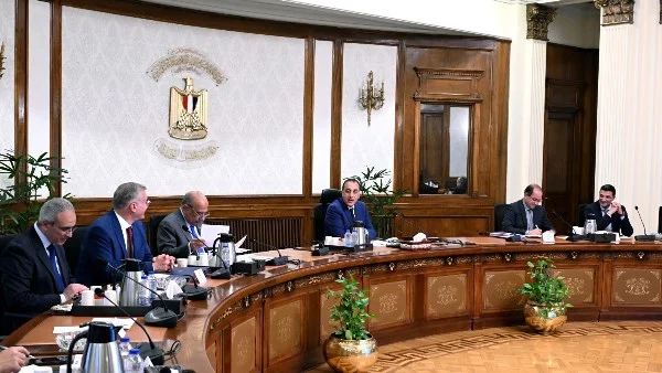 الحكومة تطلق مبادرة لتعزيز استخدام الطاقة المتجددة بالمصانع