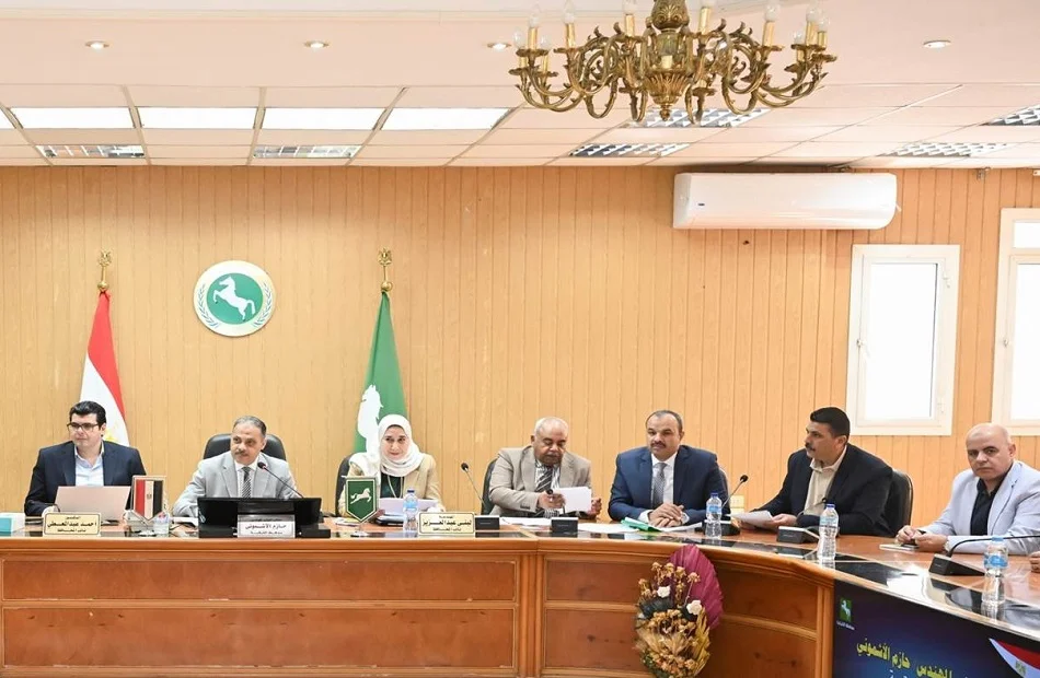 محافظ الشرقية يوفر فرص عمل وإعانات للمواطنين