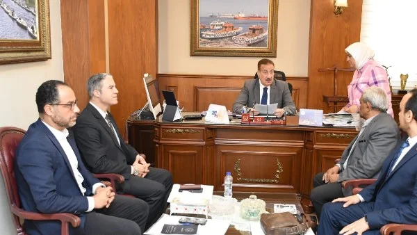 محافظ بورسعيد يستقبل وفد هيئة تعاونيات البناء والإسكان