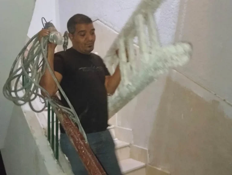 حي العجوزة يوقف تشطيبات مخالفة ويضبط معدات البناء