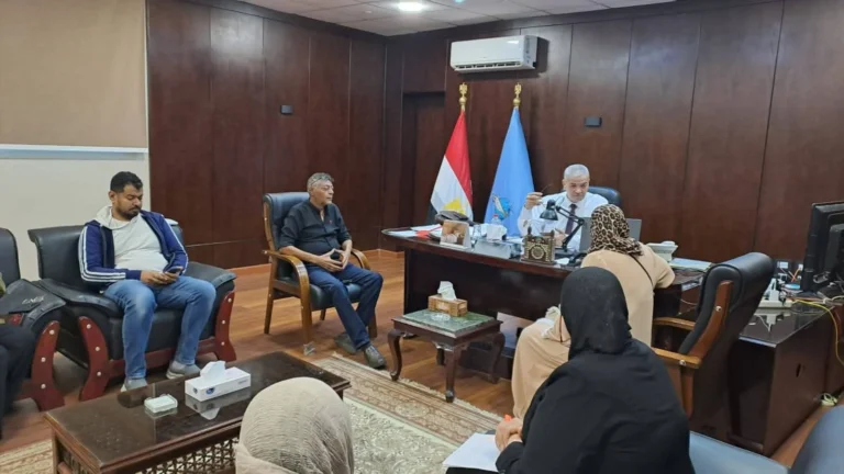 رئيس مدينة رأس غارب يستعرض شكاوى المواطنين في لقاء مفتوح