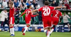 بايرن ميونخ يحتفل بلقب الدوري أمام كولن