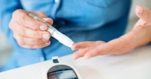 6 عادات خاطئة تؤثر على مستوى سكر الدم ليلاً