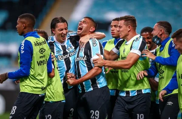 جريميو يتأهل لدور الـ16 في كأس البرازيل بعد فوز كبير