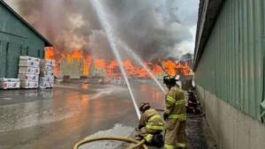 مقتل وإصابة 12 شخصاً في انفجار بمصنع للأخشاب في مين