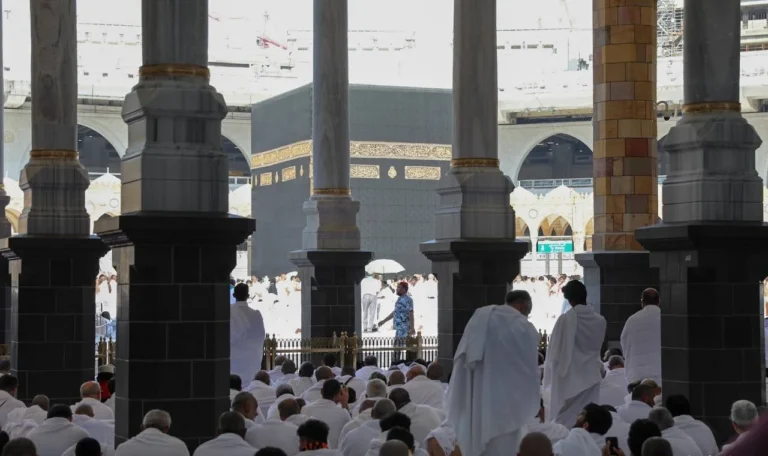 خطيب المسجد الحرام: حكم الله ورحمته في الأزمنة والأمكنة