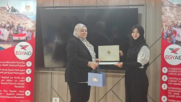 تكريم الطالبة الصينية Wang Feng في جامعة قناة السويس