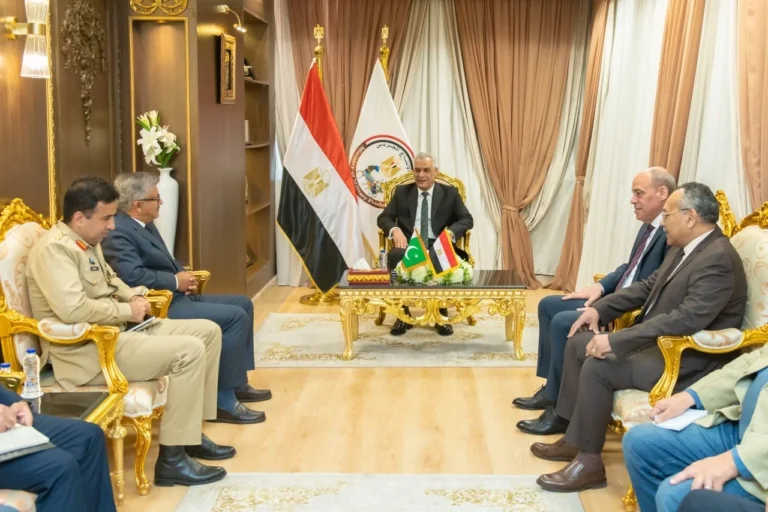 وزير الإنتاج الحربي يناقش التعاون مع سفير باكستان