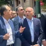 انفعال رئيس الوزراء بسبب توقف المرور