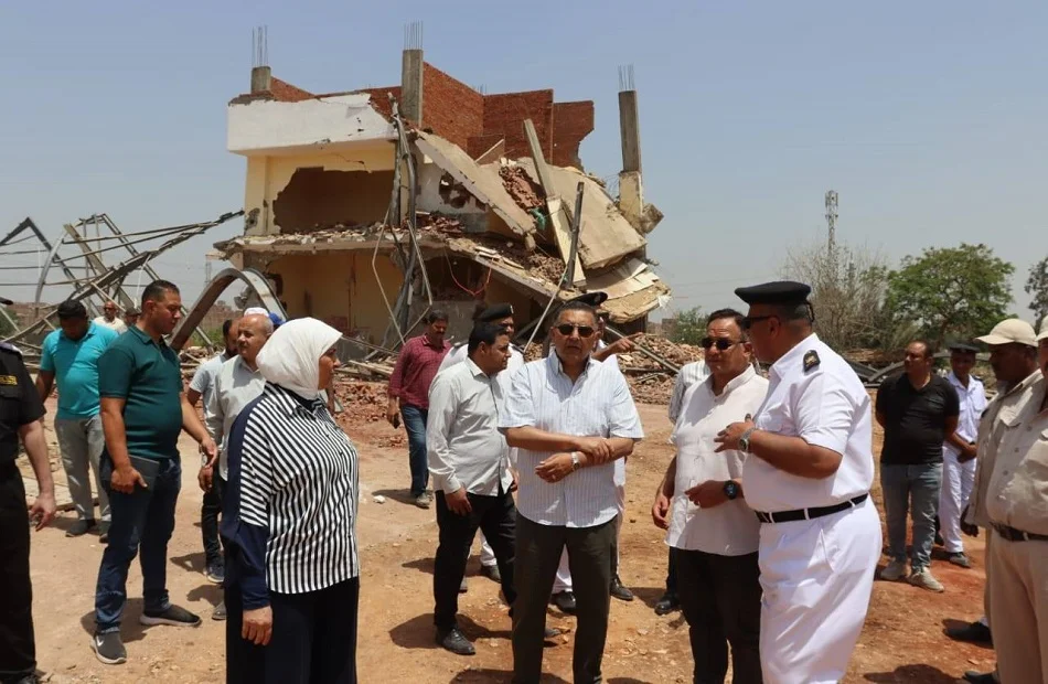 إزالة جمالون مخالف على 4 آلاف متر بالقليوبية