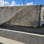 انقلاب شاحنة محملة بالزلط على الطريق الزراعي
