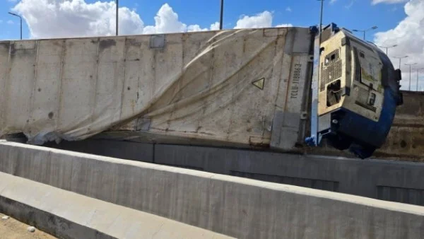 انقلاب شاحنة محملة بالزلط على الطريق الزراعي