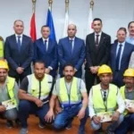 تسليم شنط “عدة عمل” ومواد غذائية لعمال أسوان