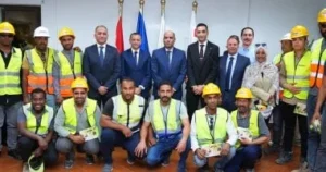 تسليم شنط "عدة عمل" ومواد غذائية لعمال أسوان