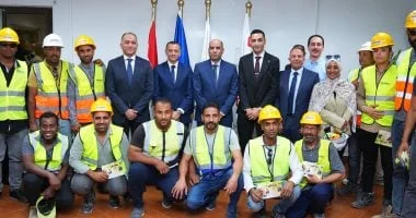 تسليم شنط "عدة عمل" ومواد غذائية لعمال أسوان