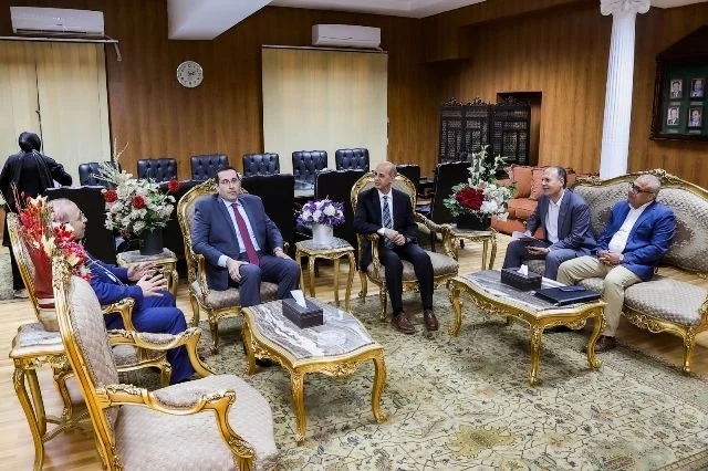 تعزيز التعاون الأكاديمي بين الجامعتين في مصر