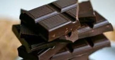 أطعمة تزيد السعادة: الشوكولاتة الداكنة والأسماك والتوت الأزرق