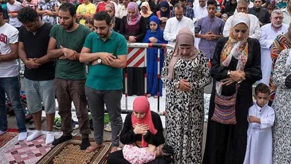 الأزهر يحذر من صلاة النساء بجوار الرجال في عيد الفطر