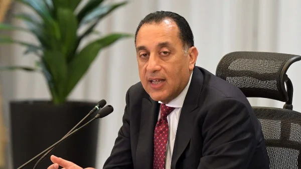 مدبولي يشيد بجهود القوافل الطبية بمجلس الوزراء