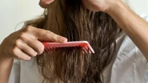 طرق فعالة لمنع جفاف الشعر والحفاظ على بريقه
