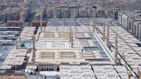إمام المسجد النبوي يحذر الحجاج من المخالفات