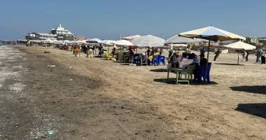 إقبال كبير على شاطئ بورسعيد في عطلة الربيع
