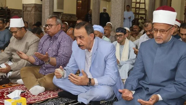 محافظ سوهاج يؤدي صلاة الجمعة بمسجد العارف بالله