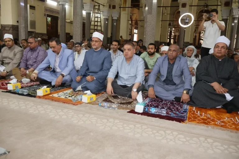 لقاء محافظ سوهاج بالمواطنين بعد صلاة الجمعة
