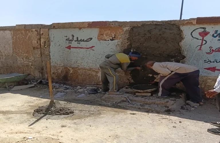 غلق معبر غير شرعي للمشاة في الأقصر