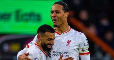 وداع مؤثر بين فان دايك وصلاح في ليفربول