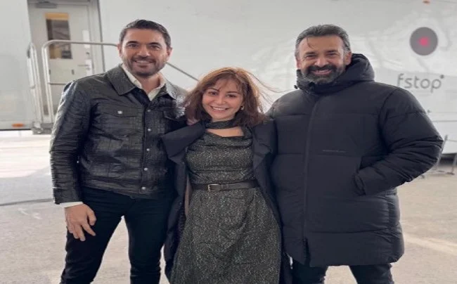منة شلبي تثير التساؤلات بصورة مع كريم عبد العزيز وأحمد عز