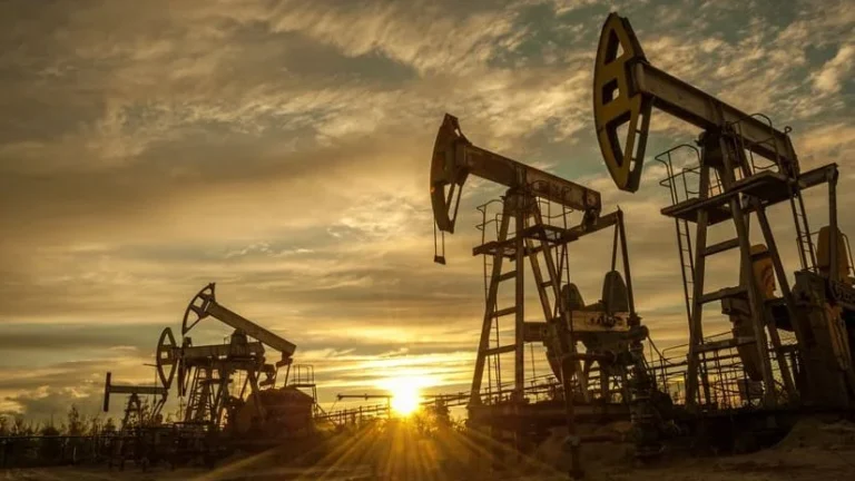 توقعات بتراجع النفط إلى 100 دولار في 2024
