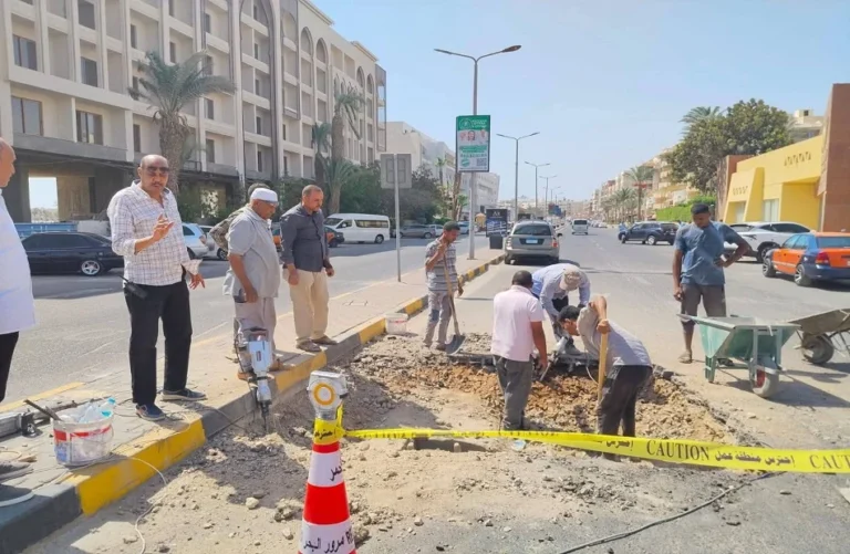 غلق وتعديل مسارات بكورنيش الغردقة أثر هبوط أرضي