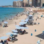 ارتفاع الإقبال على شواطئ الإسكندرية خلال الموجة الحارة