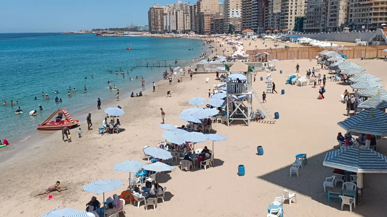 ارتفاع الإقبال على شواطئ الإسكندرية خلال الموجة الحارة
