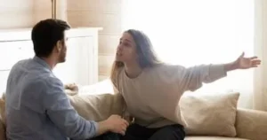 زميلة العمل في قفص الاتهام: الخيانة العقلية تهدد البيوت
