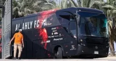 الأهلي والزمالك يتواجهان في قمة الكرة المصرية