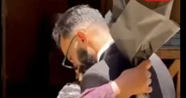 خريج هندسة يفاجئ والدته في عملها بلحظة مؤثرة